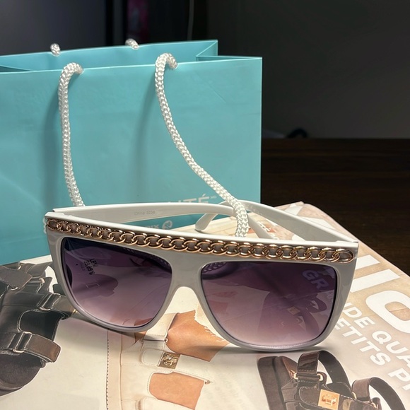 White 2000s Chain-Link Sunglasses - Picture 2 of 4